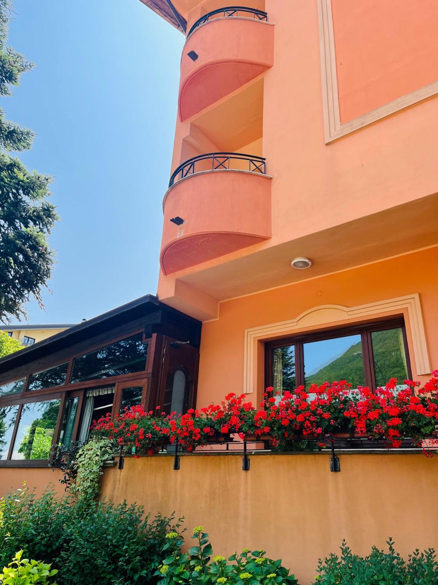 Hotel Ristorante Montenerone Apecchio Exterior foto